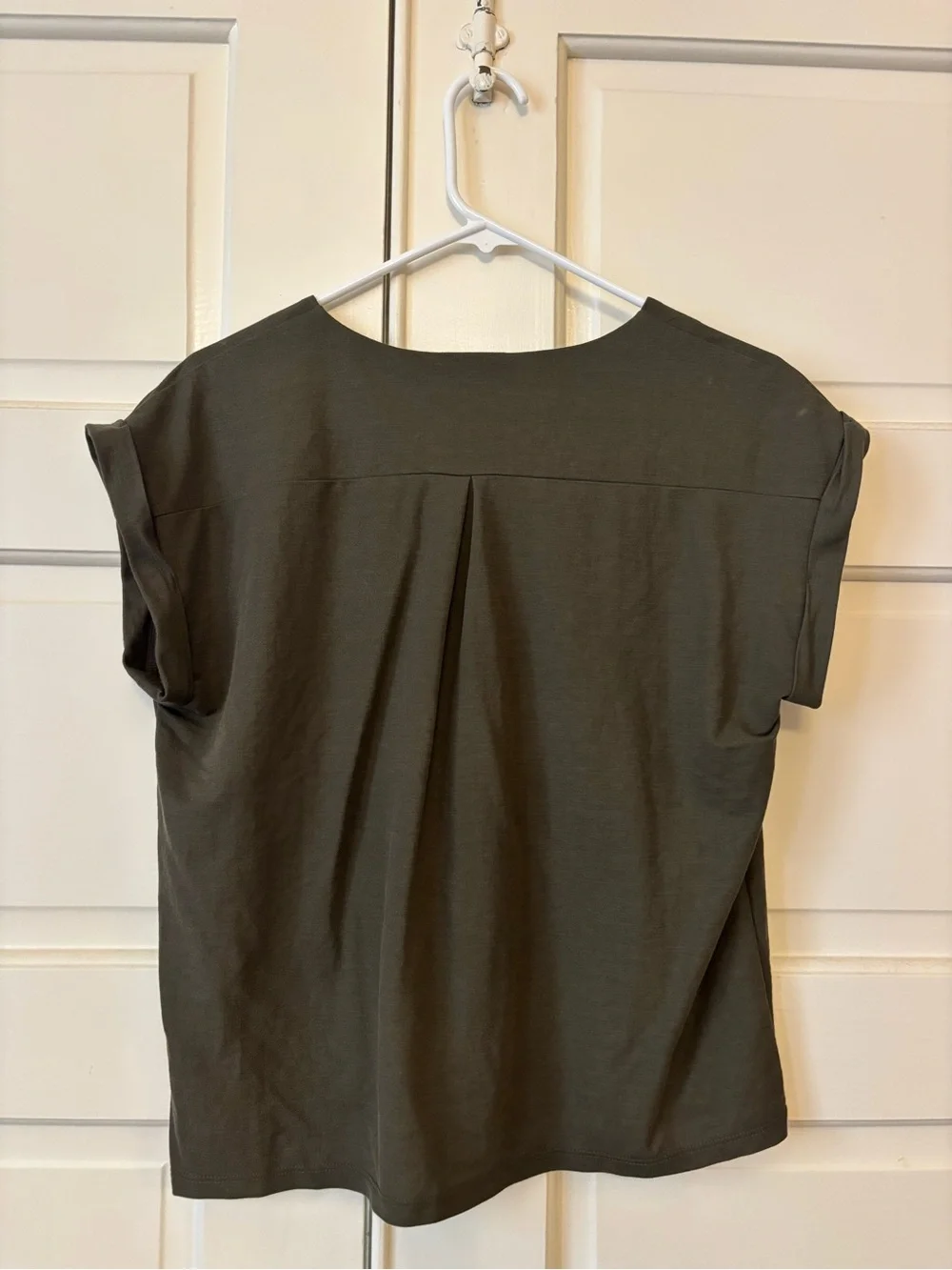 bobeau Olive V-Neck Cap Sleeve Top